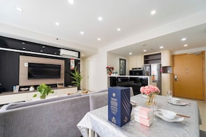 Appartement Deluxe, 2 chambres, balcon, vue ville | Coin séjour | Télévision à écran plat de 55 pouces avec chaînes par câble, Netflix