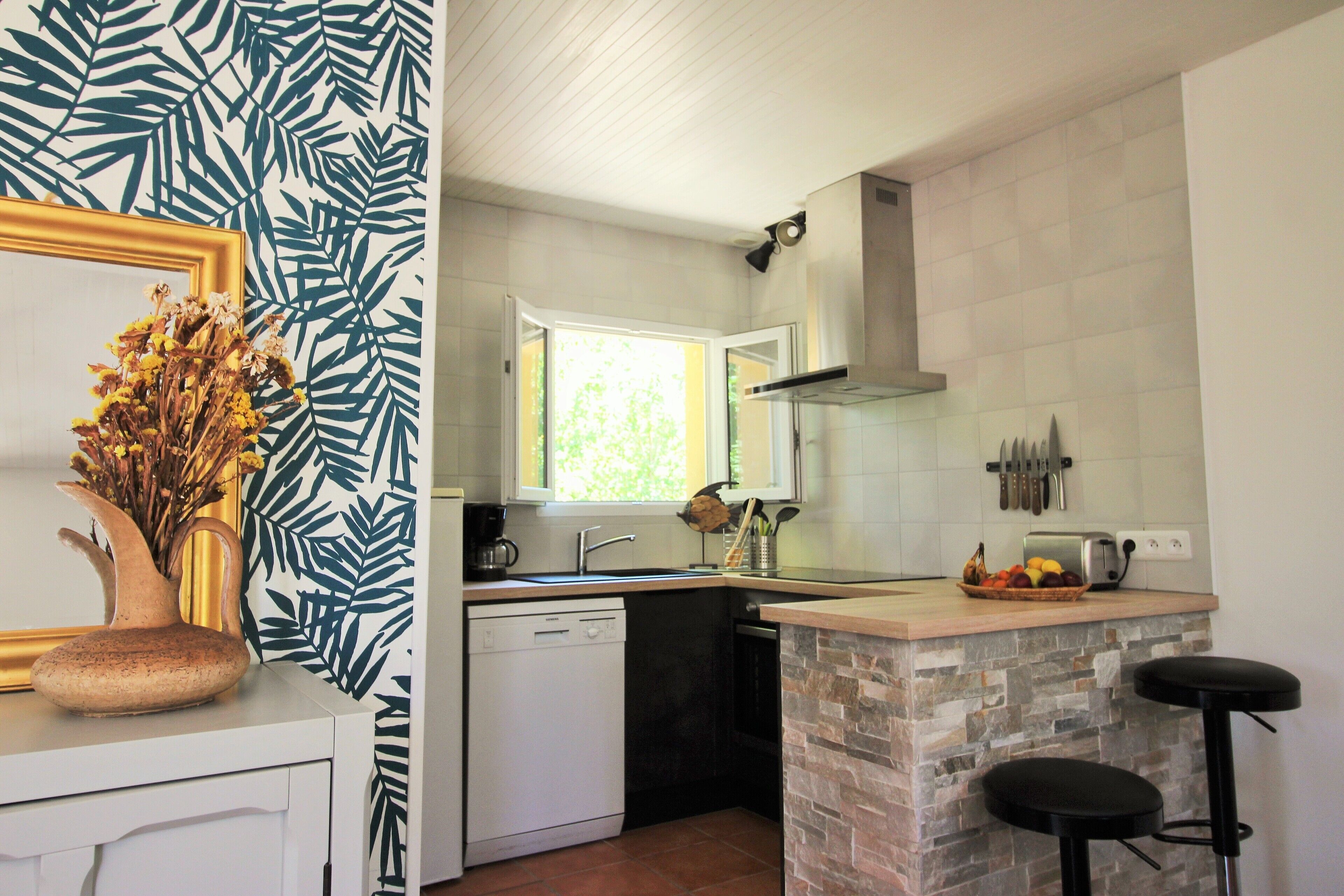 Een microgolfoven, een oven, een kookplaat, een vaatwasser