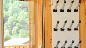 Une porte en bois avec un panneau de verre et un tableau blanc doté de crochets.