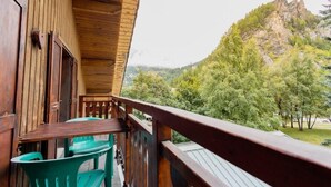 A wooden balcony with a view of a mountain and trees. - 2nd floor, balcony, ski locker, 48m², Valloire (Valloire)