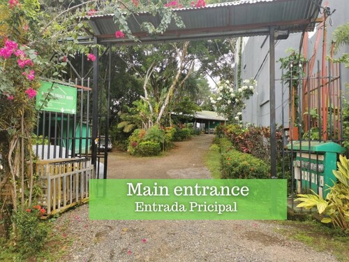 KIWI Apartment W/ Garden at MANUEL ANTONIO / 4 People / Fully Equipped Kitchen