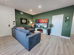Smart TV, fireplace