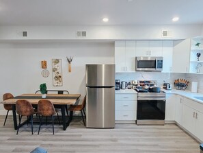 Réfrigérateur, four à micro-ondes, un four, surface de cuisson