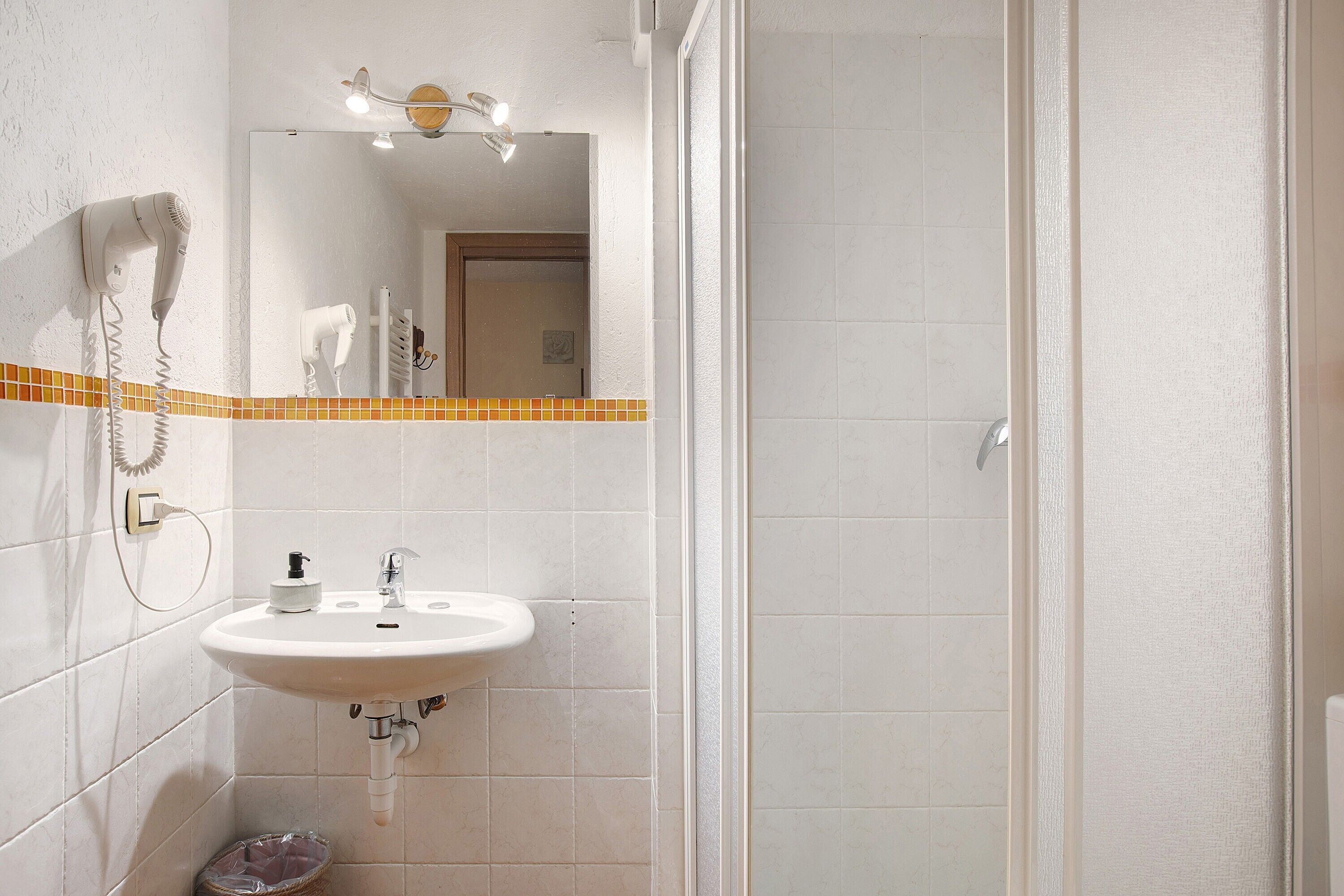 Douche, sèche-cheveux, serviettes fournies