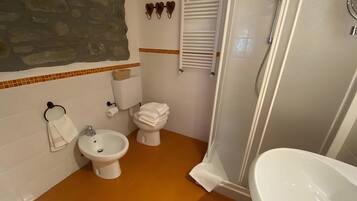 Douche, sèche-cheveux, serviettes fournies