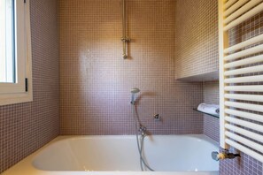 Douche, articles de toilette (gratuits), séchoir à cheveux, bidet