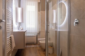 Dusche, Haartrockner, Bidet, Handtücher