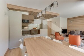 Interior - 20m from resort center, floor -4, view mountain, terrace, tv, ski locker, 73m², Méribel (Les Allues)