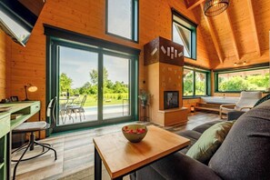 Smart-TV, Kamin, Bücher, Stereoanlage