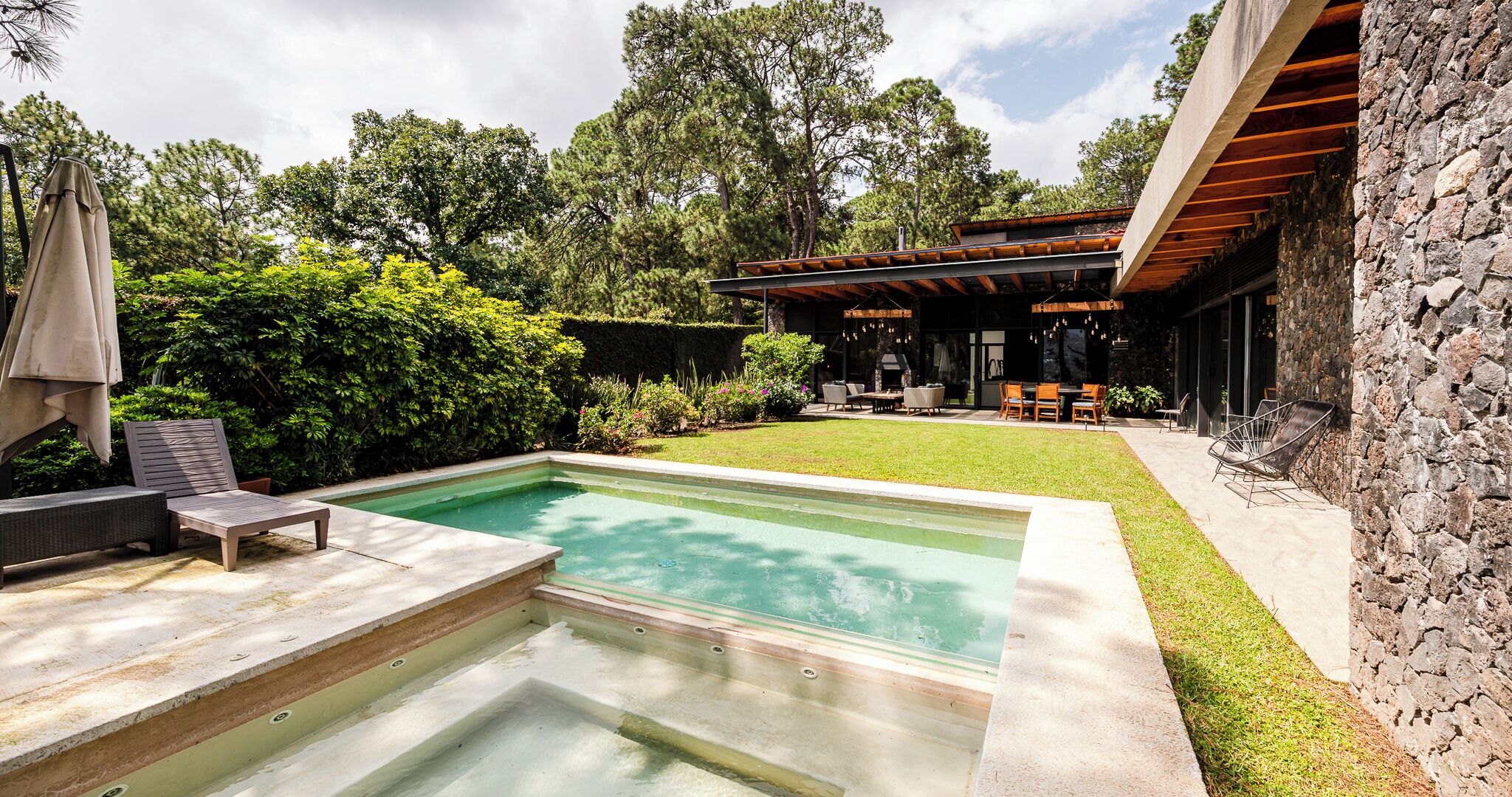 House, Lake View | Private spa tub