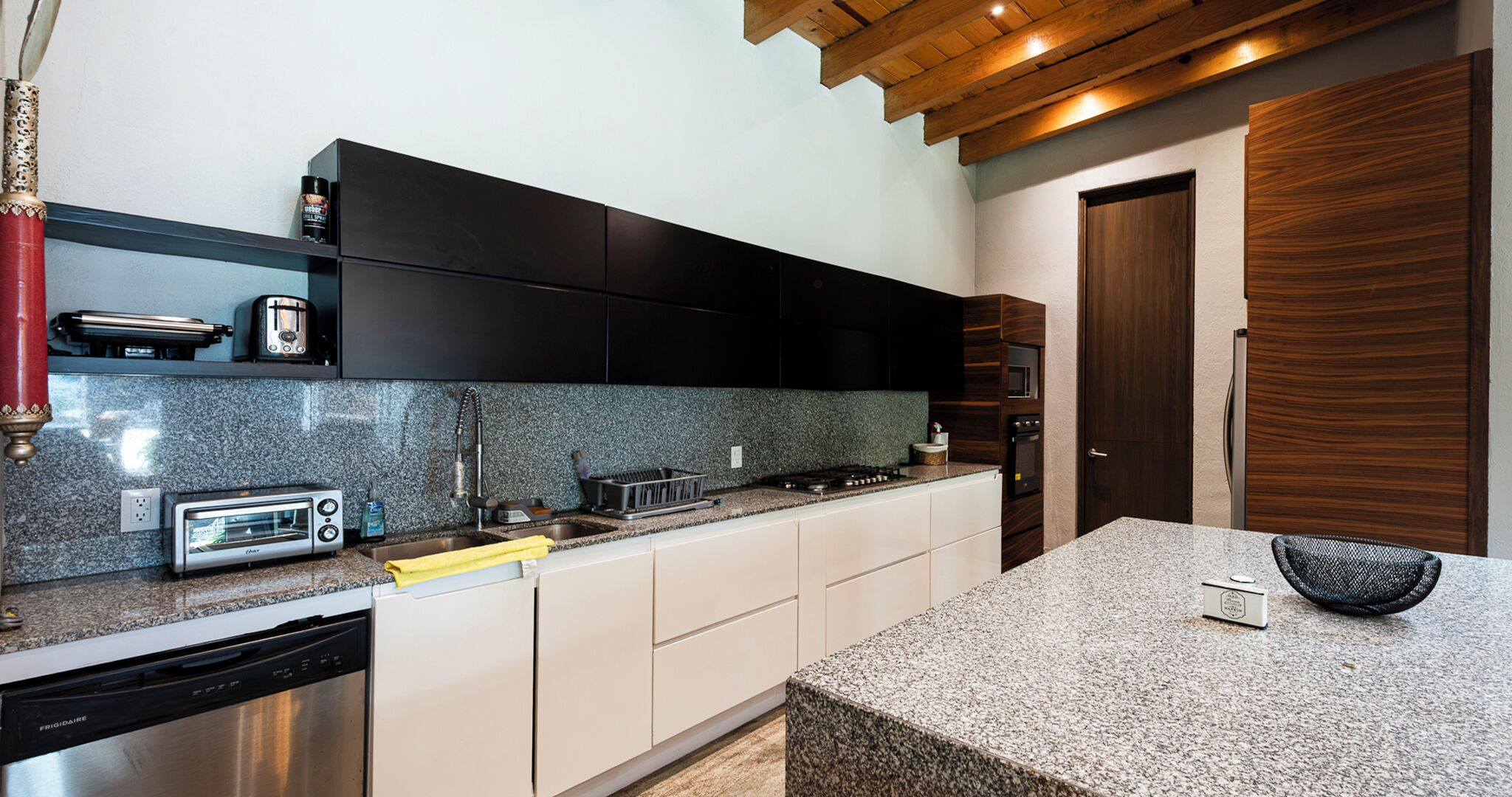 Casa, vista al lago | Cocina privada | Cafetera y tetera 