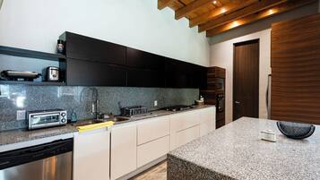 Casa, vista al lago | Cocina privada | Cafetera y tetera