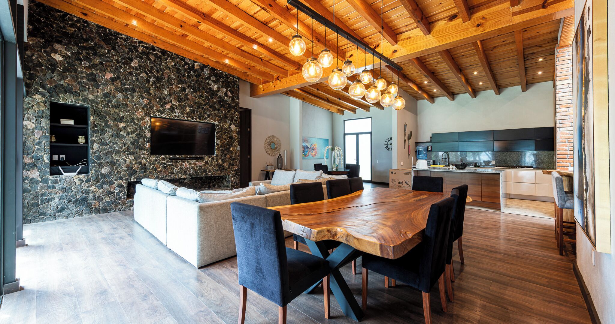 Casa, vista al lago | Área de sala de estar | Televisión de pantalla plana de 32 pulgadas con canales por cable 