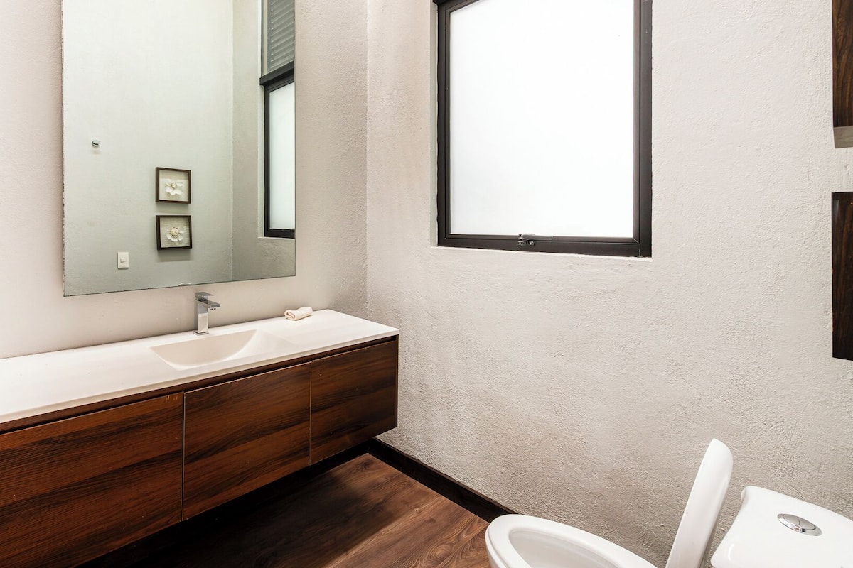 House, Lake View | Bathroom