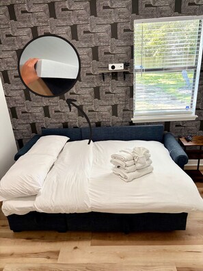 Iron/ironing board, WiFi, bed sheets