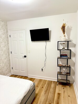 Tabla de planchar con plancha, wifi, ropa de cama