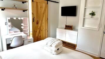 3 bedrooms, iron/ironing board, WiFi, bed sheets