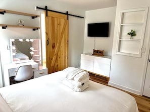 3 bedrooms, iron/ironing board, WiFi, bed sheets