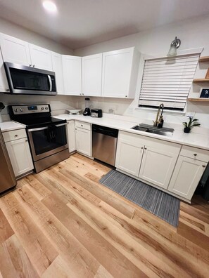 Microwave, oven, stovetop, dishwasher - Modern Home w/ Theater, BBQ & Private Yard (Ladson)
