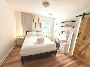3 bedrooms, iron/ironing board, WiFi, bed sheets
