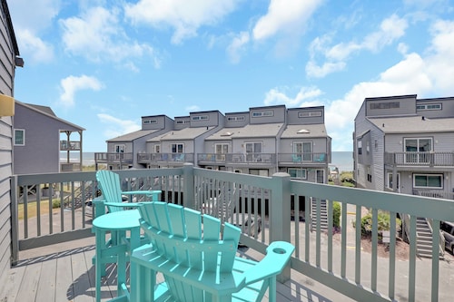 Mid-Century Modern! Steps to Beach/Pool. NEW Remodel, Ocean Views from 4  Decks!