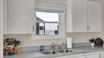 Een microgolfoven, een oven, een kookplaat, een vaatwasser