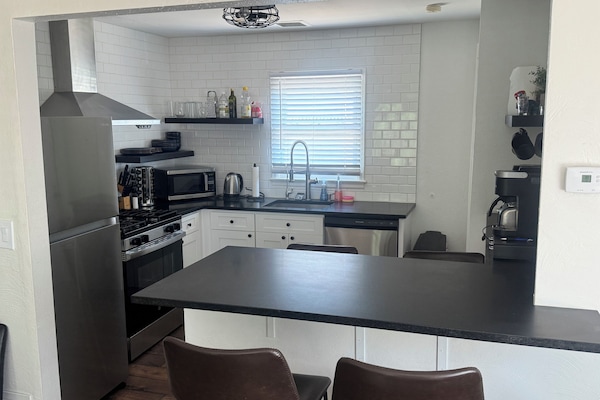 Een koelkast, een microgolfoven, een oven, een kookplaat