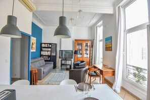 TV, books - Le Navarin - Appart 1 ch proche Castellane Timone (Marseille)