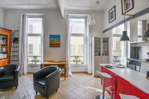 Fridge, microwave, oven, stovetop - Le Navarin - Appart 1 ch proche Castellane Timone (Marseille)