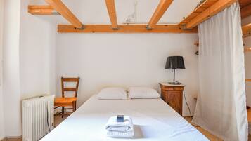 1 slaapkamer, een strijkplank/strijkijzer, wifi, beddengoed