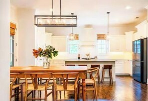Dining - The Aimee, 4BR Luxe by Velvet Ditch Villas (Oxford)