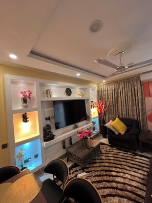 Standard-Apartment, 2 Schlafzimmer | Wohnbereich | Flachbildfernseher