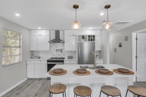 Beautiful Riverside Bungalow. Great for workers!