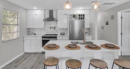 Beautiful Riverside Bungalow. Great for workers!