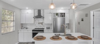 Beautiful Riverside Bungalow. Great for workers!