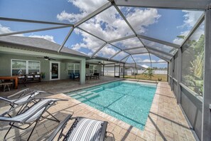 Een verwarmd zwembad