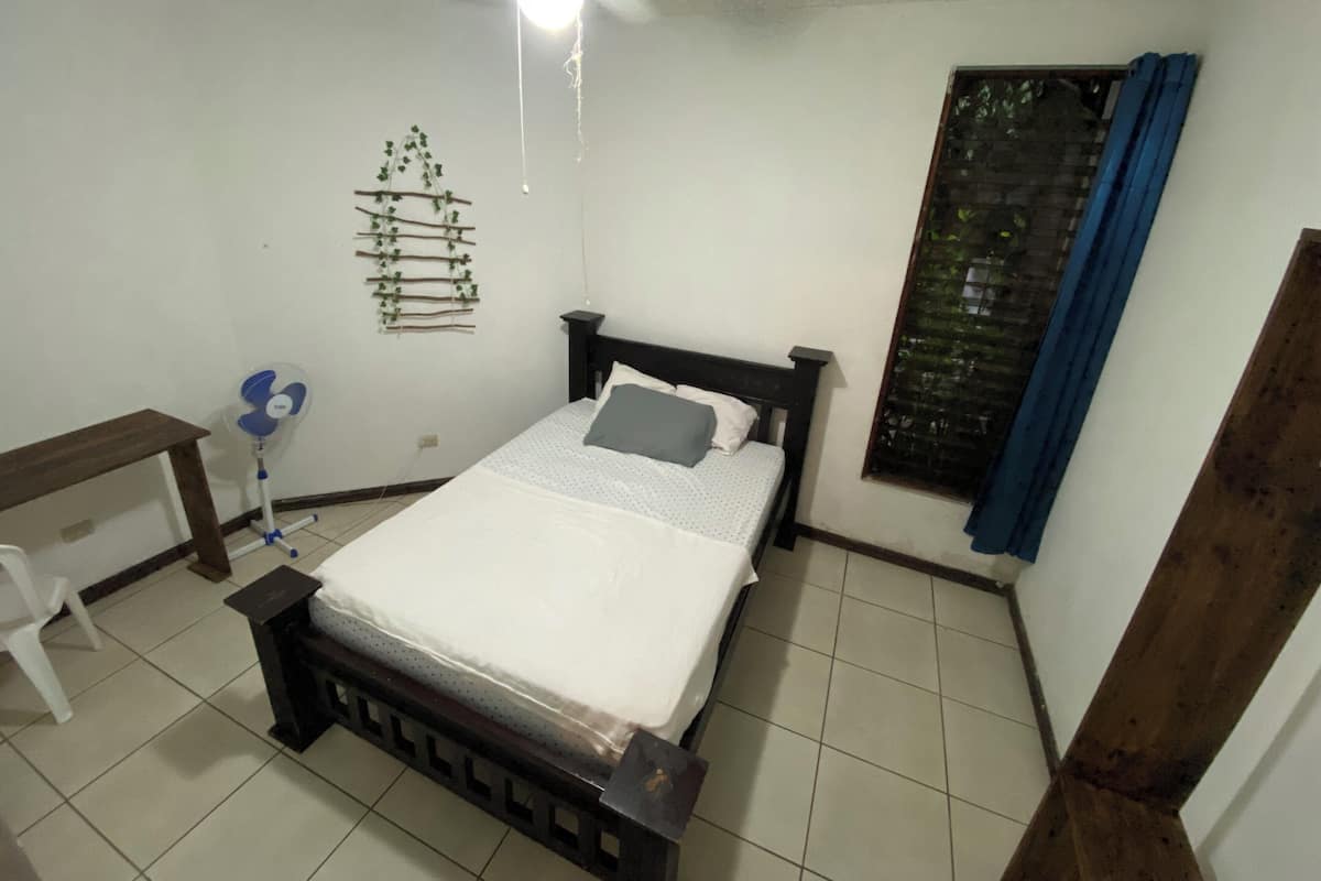Tabla de planchar con plancha, wifi gratis y ropa de cama