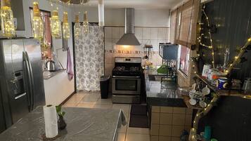 Frigorifero nell'area comune, forno a microonde nell'area comune