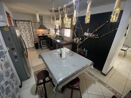 Nevera en la zona común y microondas en la zona común