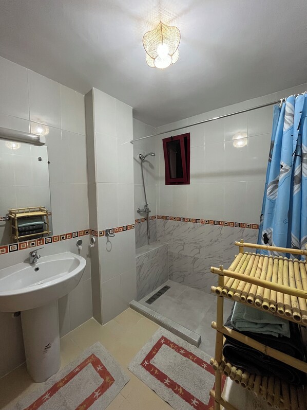 Bathroom - Enjoyable 3-bedroom apartment with AC in Marrakech (Marrakech)