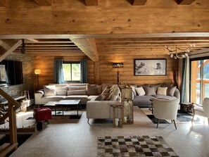 Een televisie en een open haard