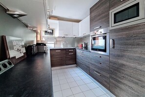 Réfrigérateur, four à micro-ondes, un four, lave-vaisselle