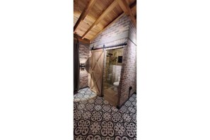 Suihku, pyyhkeet, saippua, vessapaperi