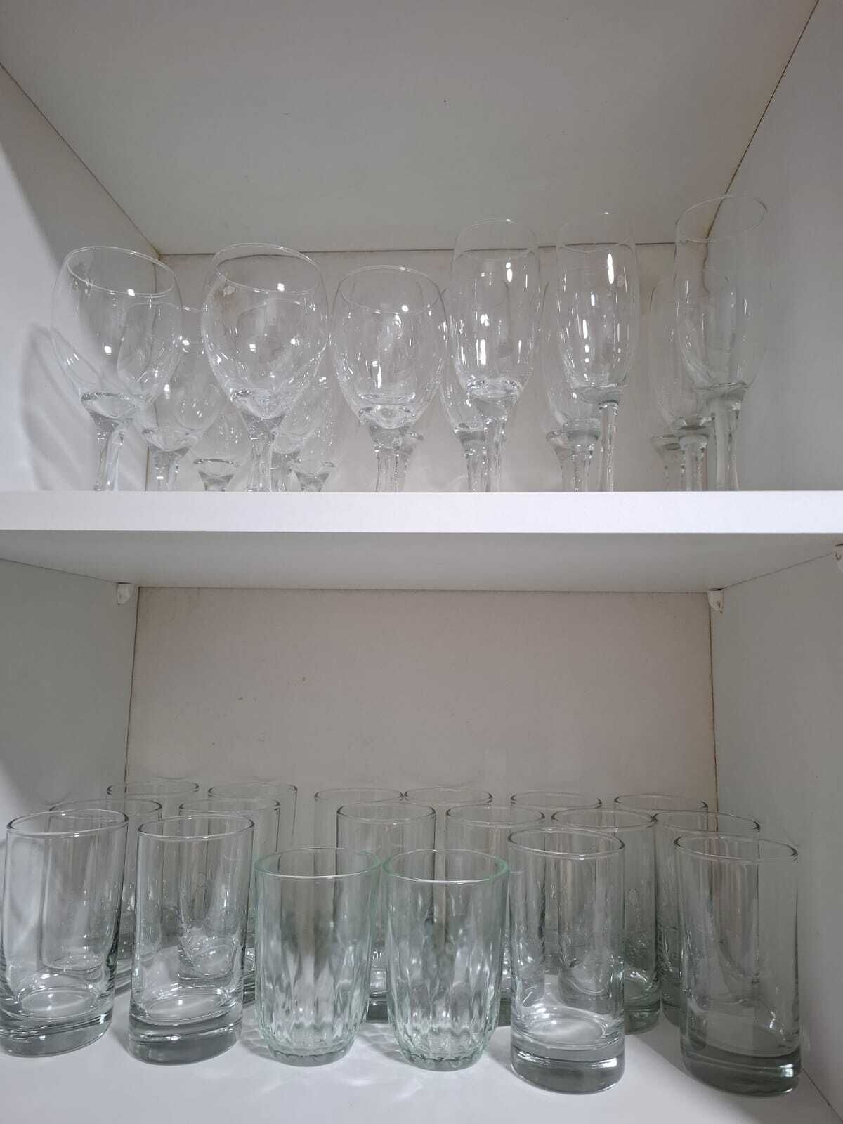 Zwei Regale mit klarem Glasgeschirr, darunter Weingläser und Tumbler.