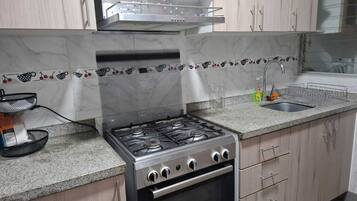 Refrigerador, microondas, horno y parrilla de estufa