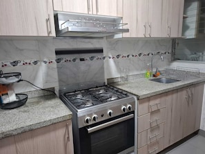 Refrigerador, microondas, horno y parrilla de estufa