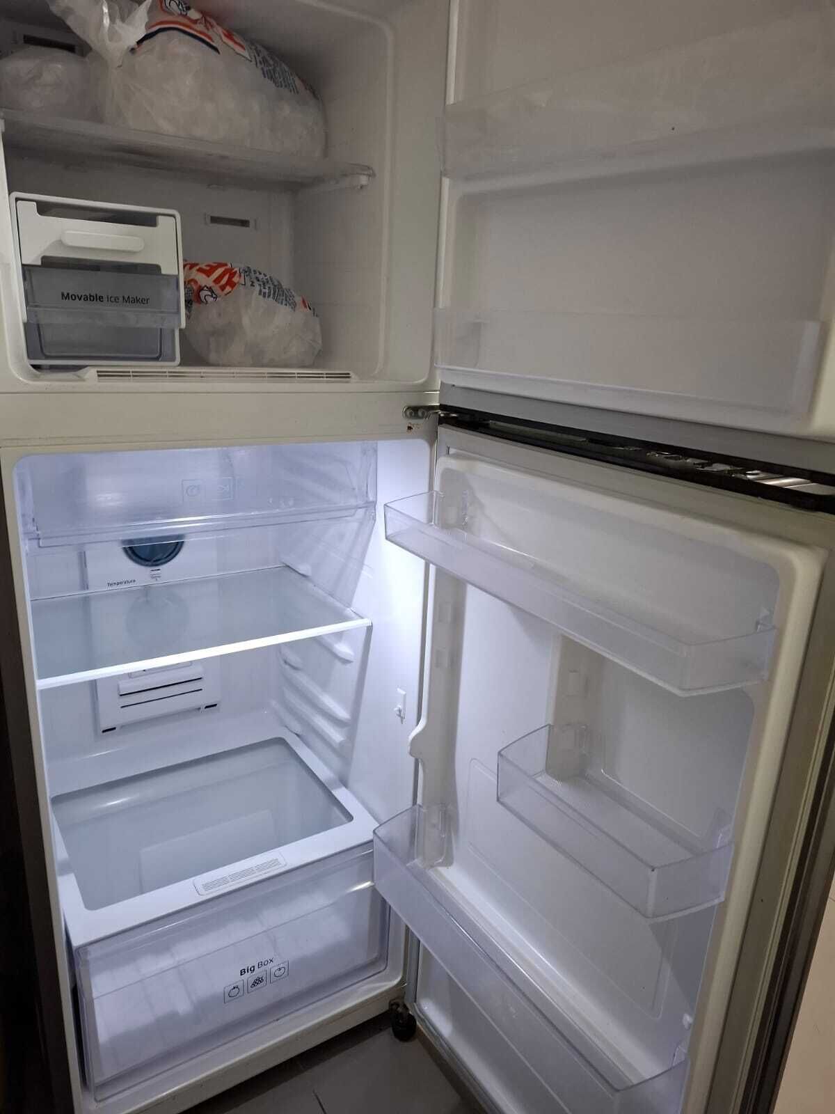 Ein Kühlschrank mit mehreren Fächern, darunter ein Gefrierfach, ein Milch- und Saftkühler sowie eine große Aufbewahrungsbox.