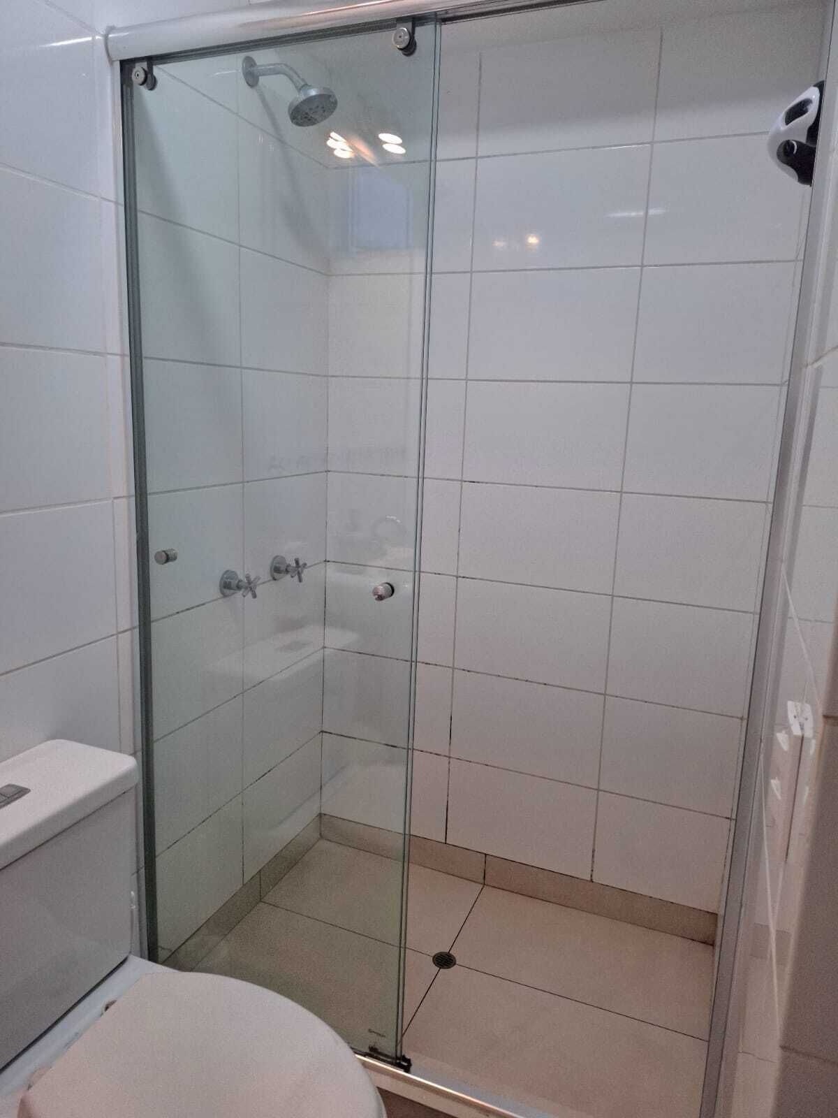 Secadora de cabello, toallas, jabón, shampoo 