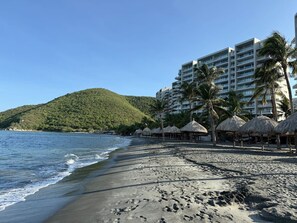 Beach nearby - Family-Friendly Modern 2BR/2BA • Steps to Beach (Santa Marta)