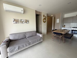 TV - Family-Friendly Modern 2BR/2BA • Steps to Beach (Santa Marta)